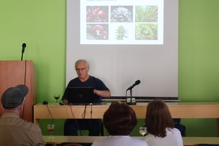 Beseda u číše vína na téme Magické byliny a duše chemika